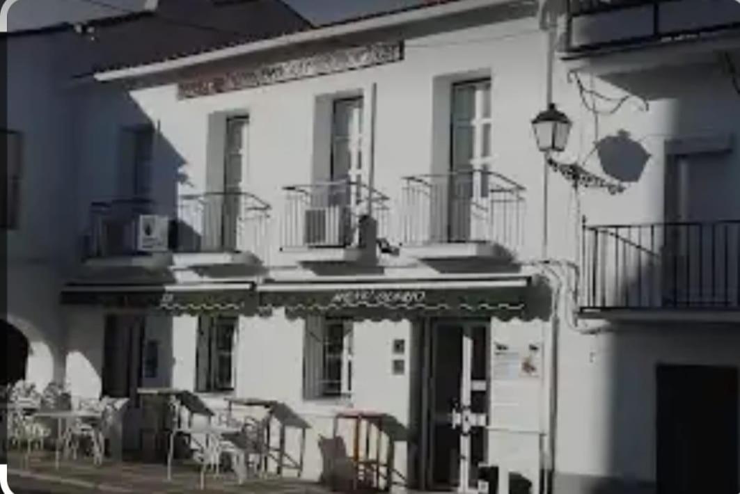 Hostal 2 estrellas -Restaurante Las Tres Encinas EN EL CENTRO DEL PUEBLO - Housity