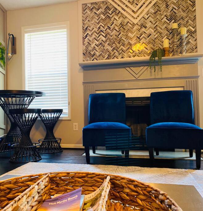 The Herringbone Blue; Sleeps 20+ near Fort Bragg - Housity