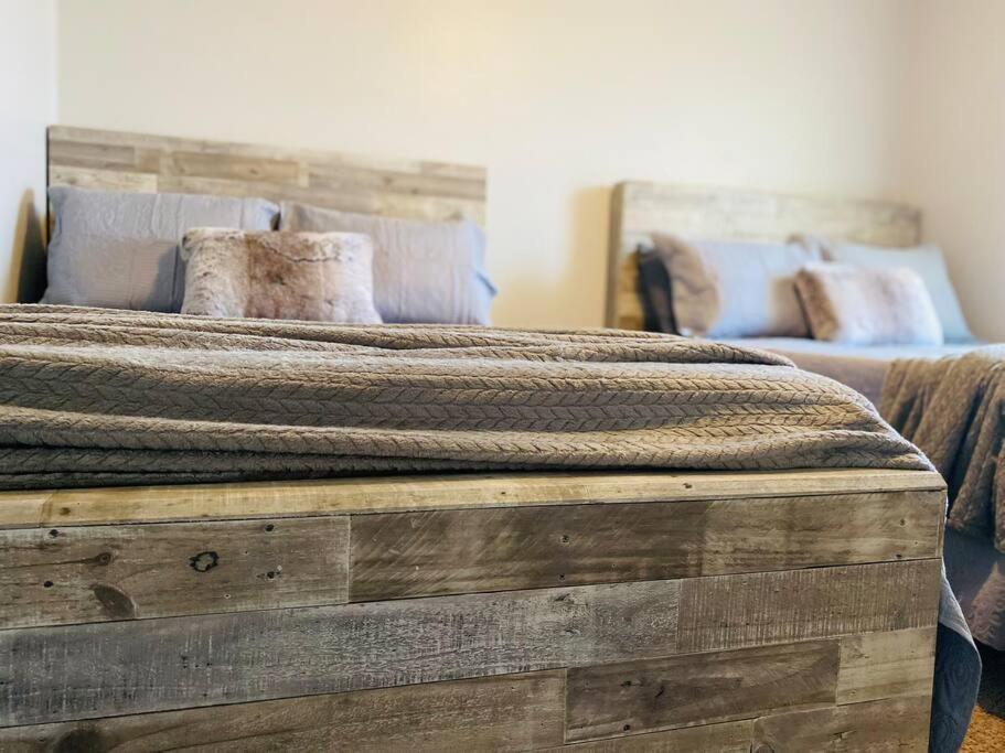 The Herringbone Blue; Sleeps 20+ near Fort Bragg - Housity