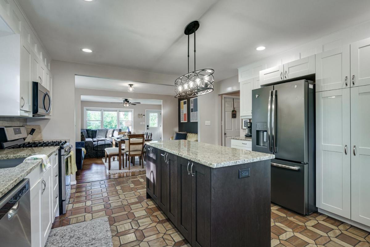 Huge Cozy Modern Luxury Home at Notre Dame - Housity