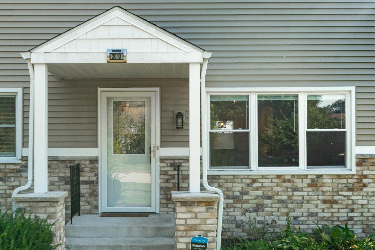 Huge Cozy Modern Luxury Home at Notre Dame - Housity