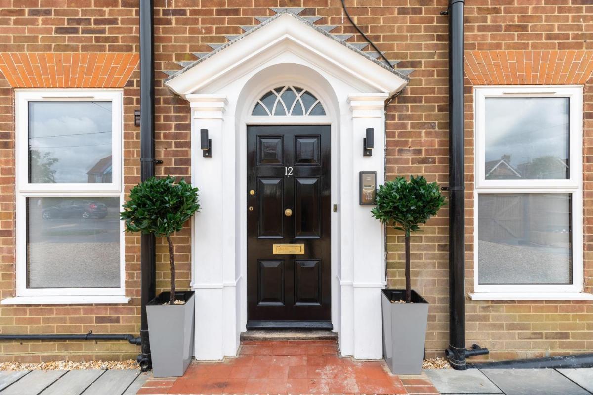 Modern and spacious 7 bedroom house - Housity