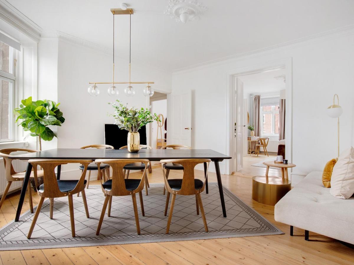 Sanders Stage - Chic Three-Bedroom Apartment Near Nyhavn - Housity