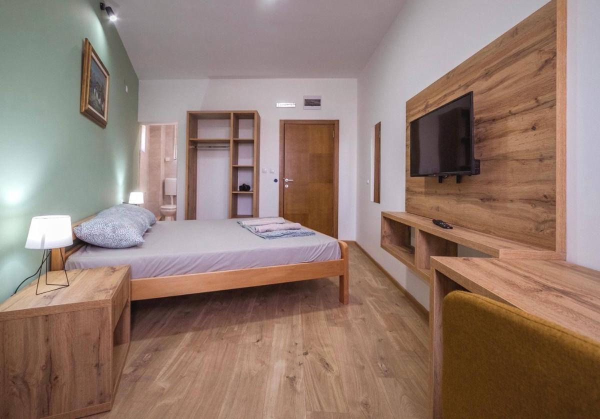 Zoe Pirot - Housity
