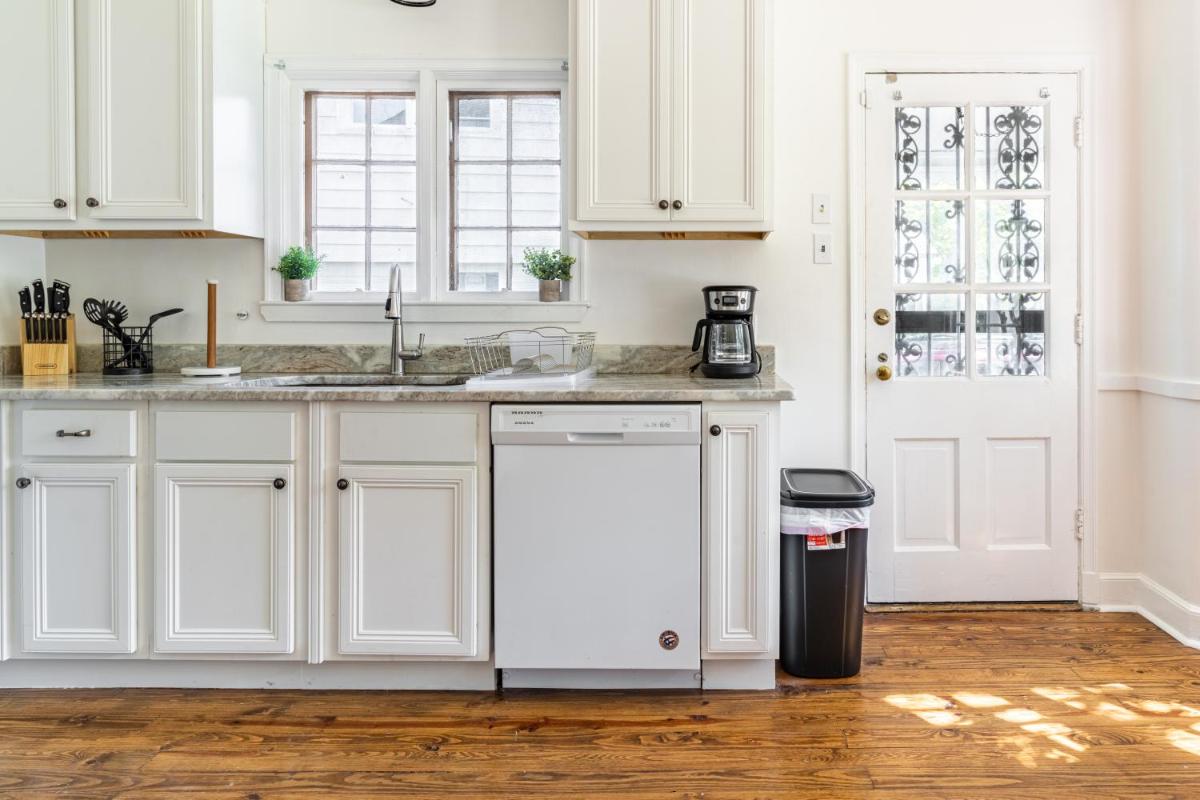 *NEW* Charming Memphis Bungalow near Cooper Young - Housity