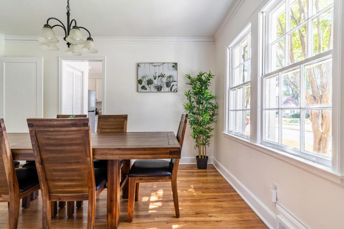 *NEW* Charming Memphis Bungalow near Cooper Young - Housity