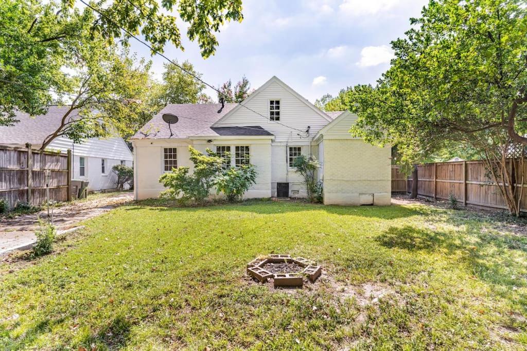 *NEW* Charming Memphis Bungalow near Cooper Young - Housity