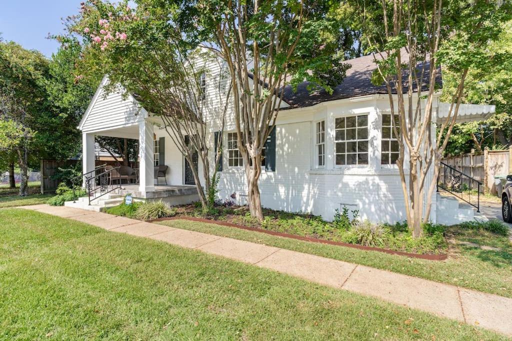 *NEW* Charming Memphis Bungalow near Cooper Young - Housity