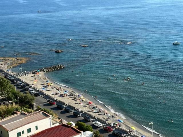 Two bedroom apartment by the beach - Housity
