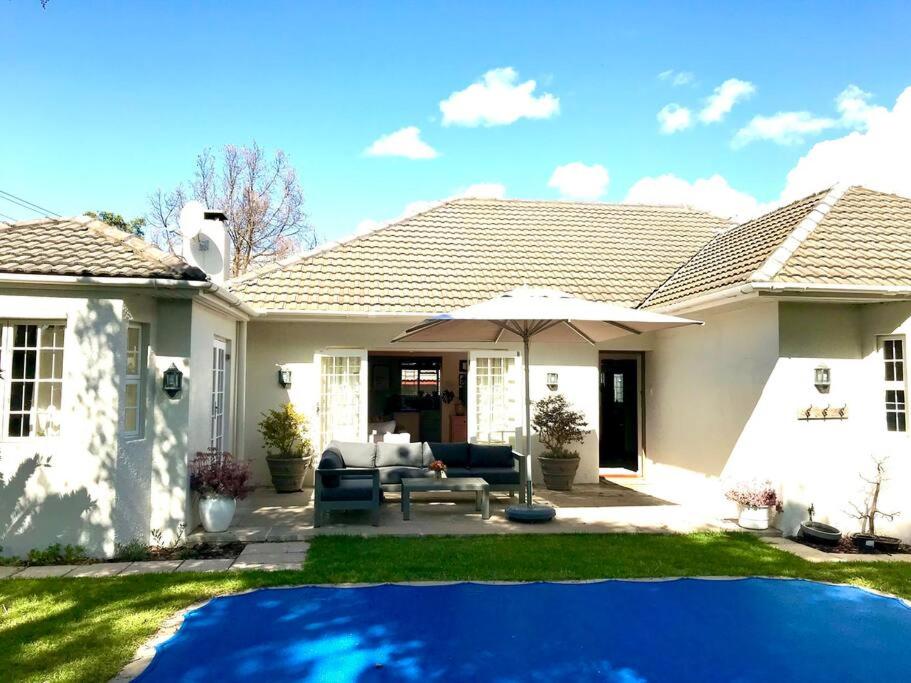 Bright and charming 3 bedroom home in the suburbs. - Housity