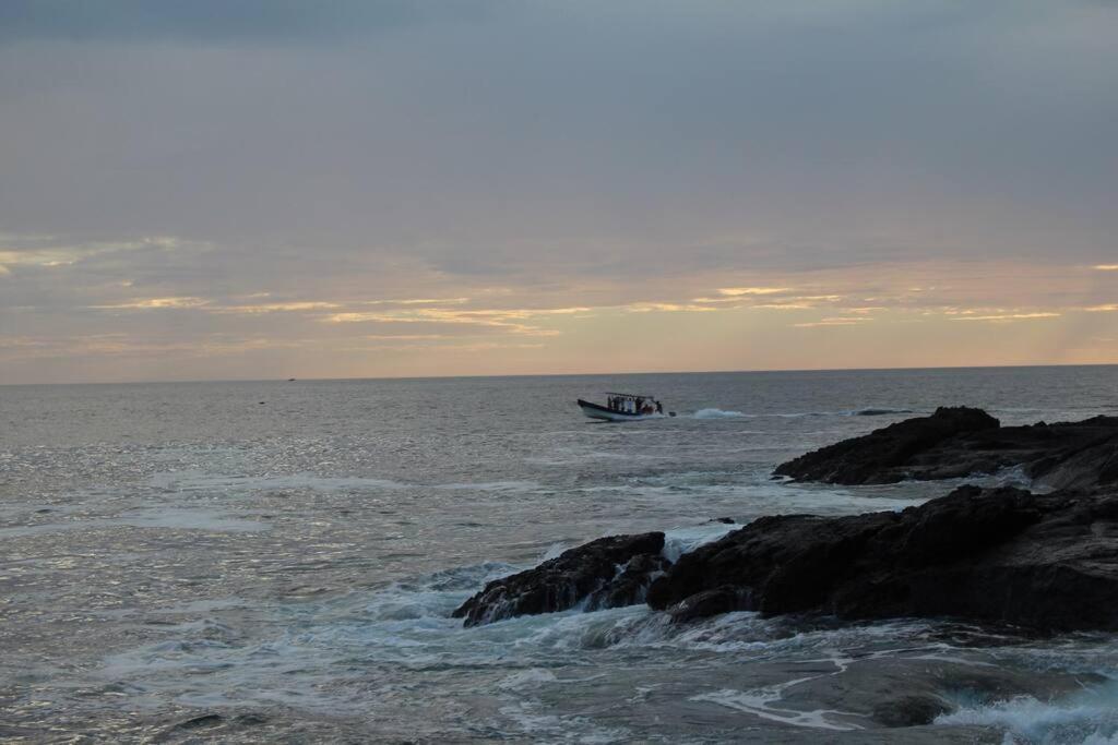 Shankton Harbour 3 Bedroom 4 Bathroom Beach House w Private BEACH SEA path - Housity