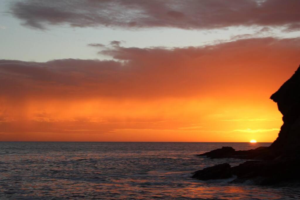 Shankton Harbour 3 Bedroom 4 Bathroom Beach House w Private BEACH SEA path - Housity