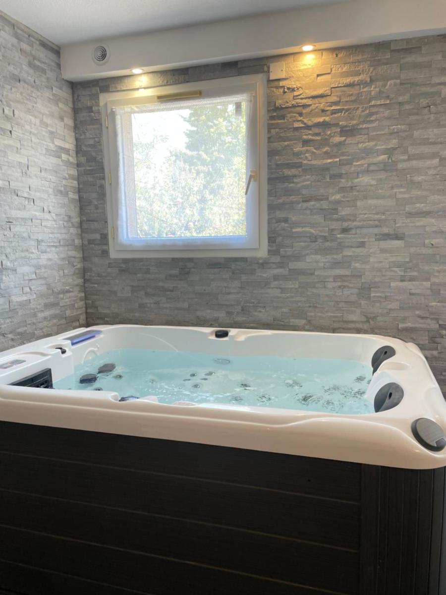 Suitetrails - T2 rénové, jaccuzi, sauna, sièges massants, jardin, parking, métro