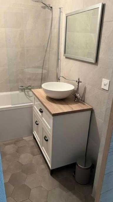 Appartement douillet, aménagé proche riviera. - Housity