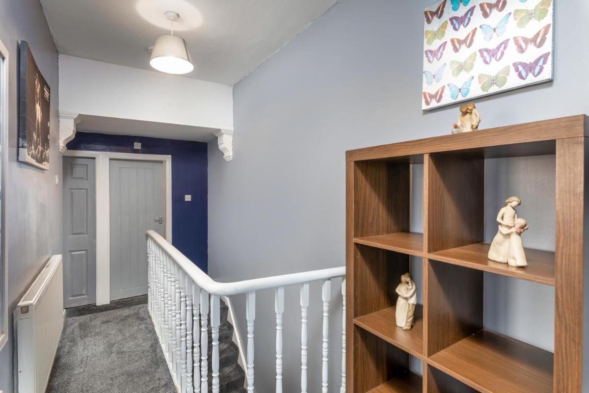 Spacious town house free parking and Wi-Fi - Housity