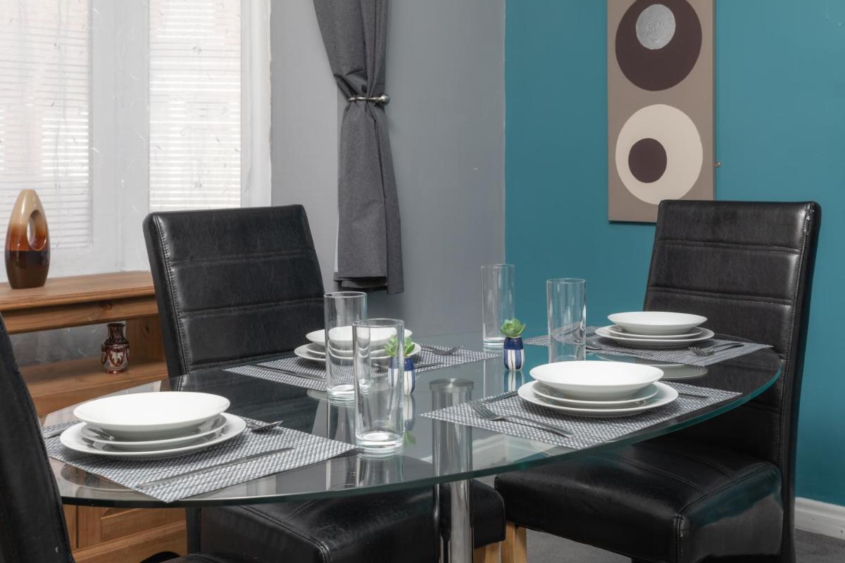 Spacious town house free parking and Wi-Fi - Housity