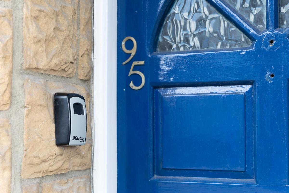 Spacious town house free parking and Wi-Fi - Housity