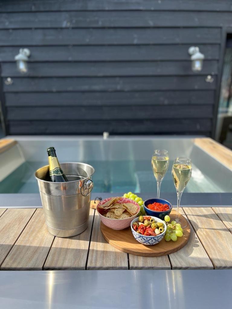 Luxury Barn with Hot Tub, Spa Treatments, Private Dining - Housity