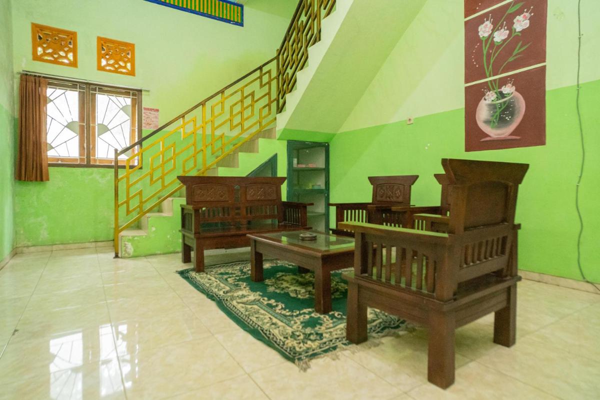 RedDoorz Syariah near Batu Night Spectacular 3 - Housity