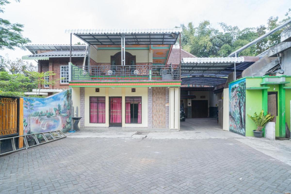 RedDoorz Syariah near Batu Night Spectacular 3 - Housity