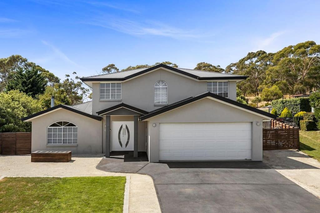 Beautiful Hobart Family Home 4 bed 5 kms to CBD - Housity