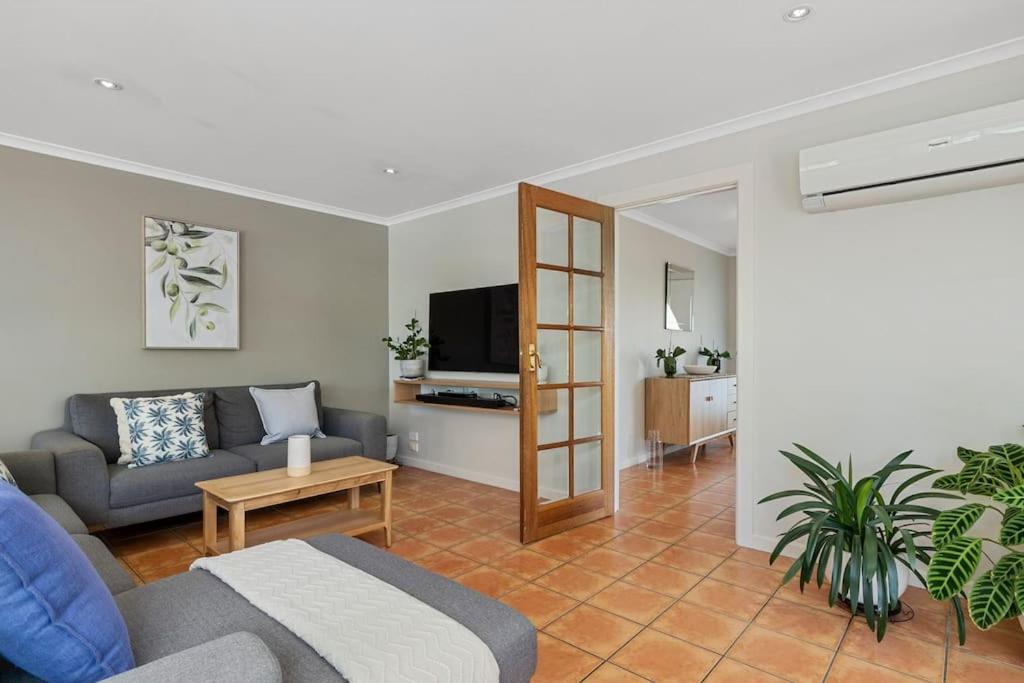 Beautiful Hobart Family Home 4 bed 5 kms to CBD - Housity
