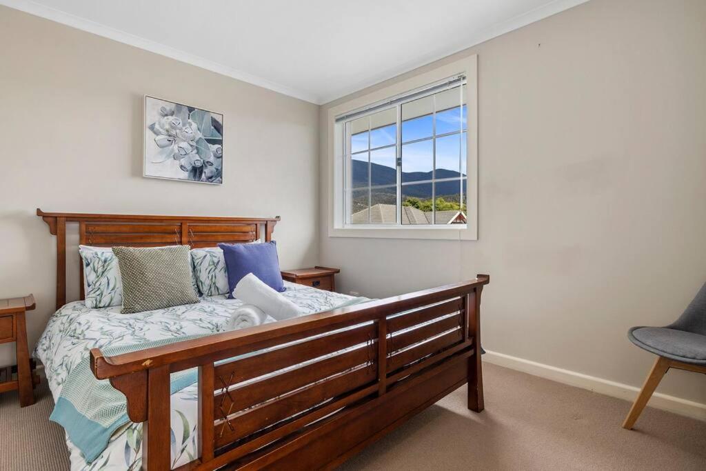 Beautiful Hobart Family Home 4 bed 5 kms to CBD - Housity