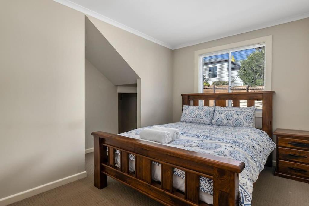 Beautiful Hobart Family Home 4 bed 5 kms to CBD - Housity