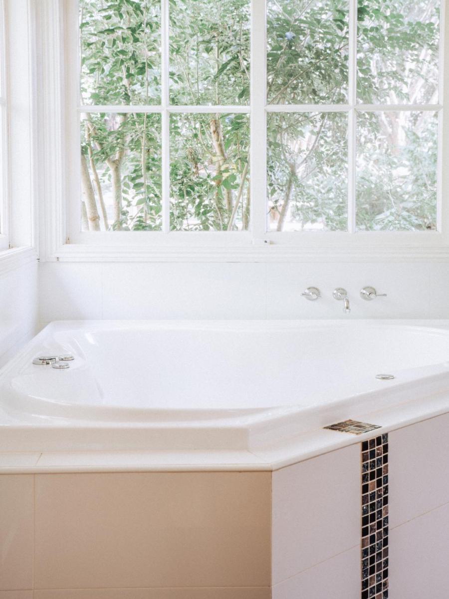 Romantic Cottage, Tamborine Mountain - Housity