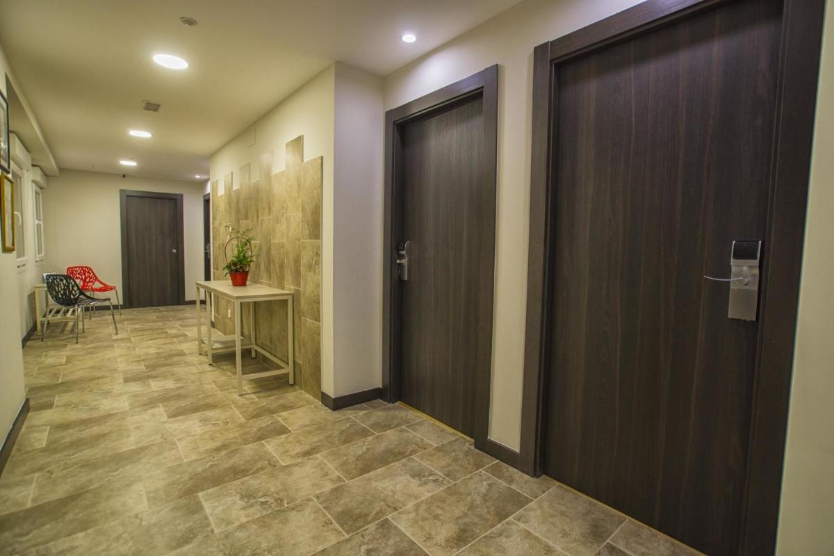 Hostal Elvira - Housity