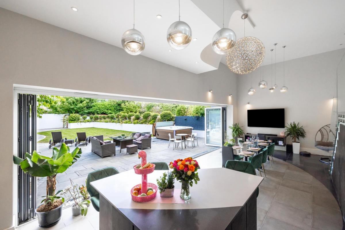 Dream House London with gym, cinema and housekeeper - Housity