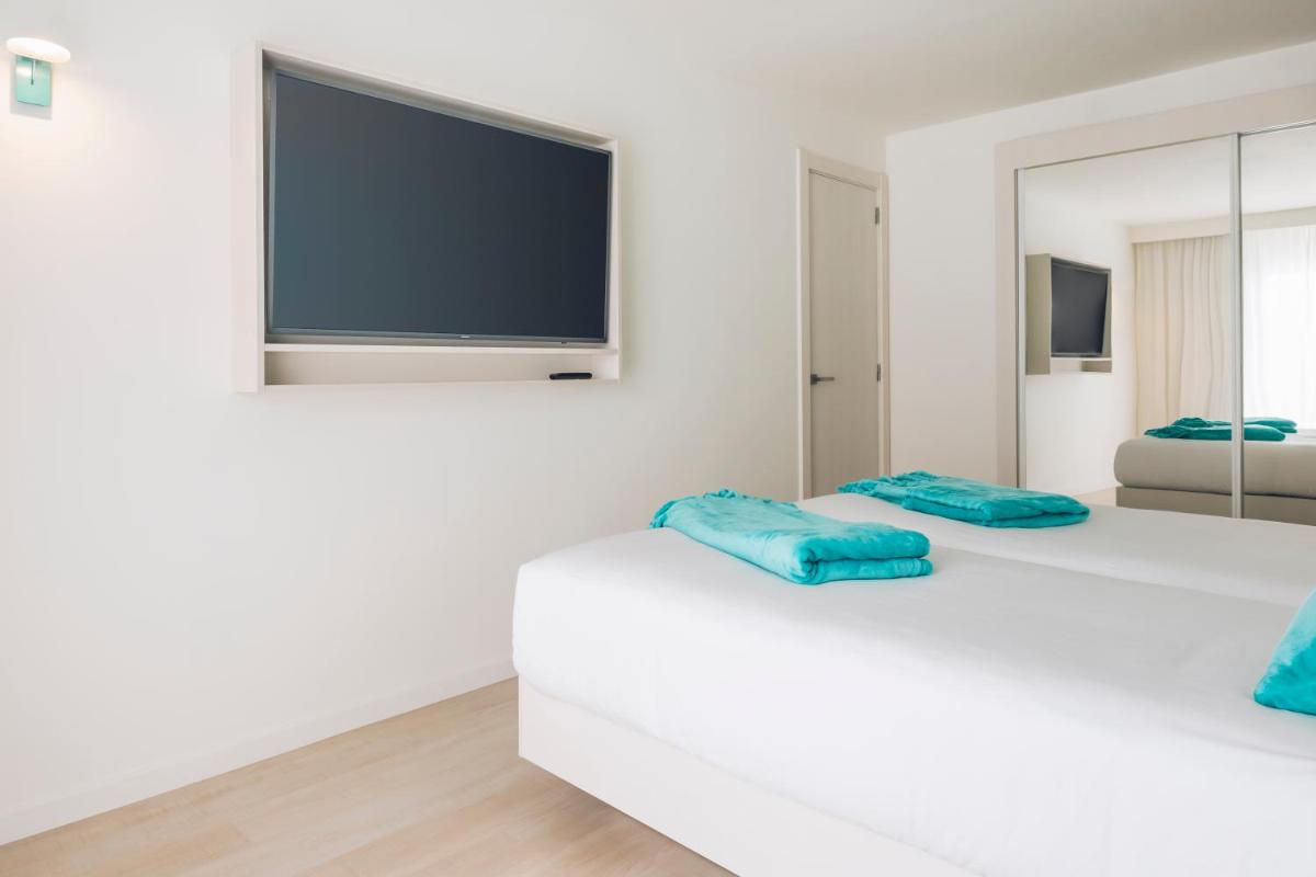 Cama o camas de una habitación en Iberostar Waves Alcudia Park