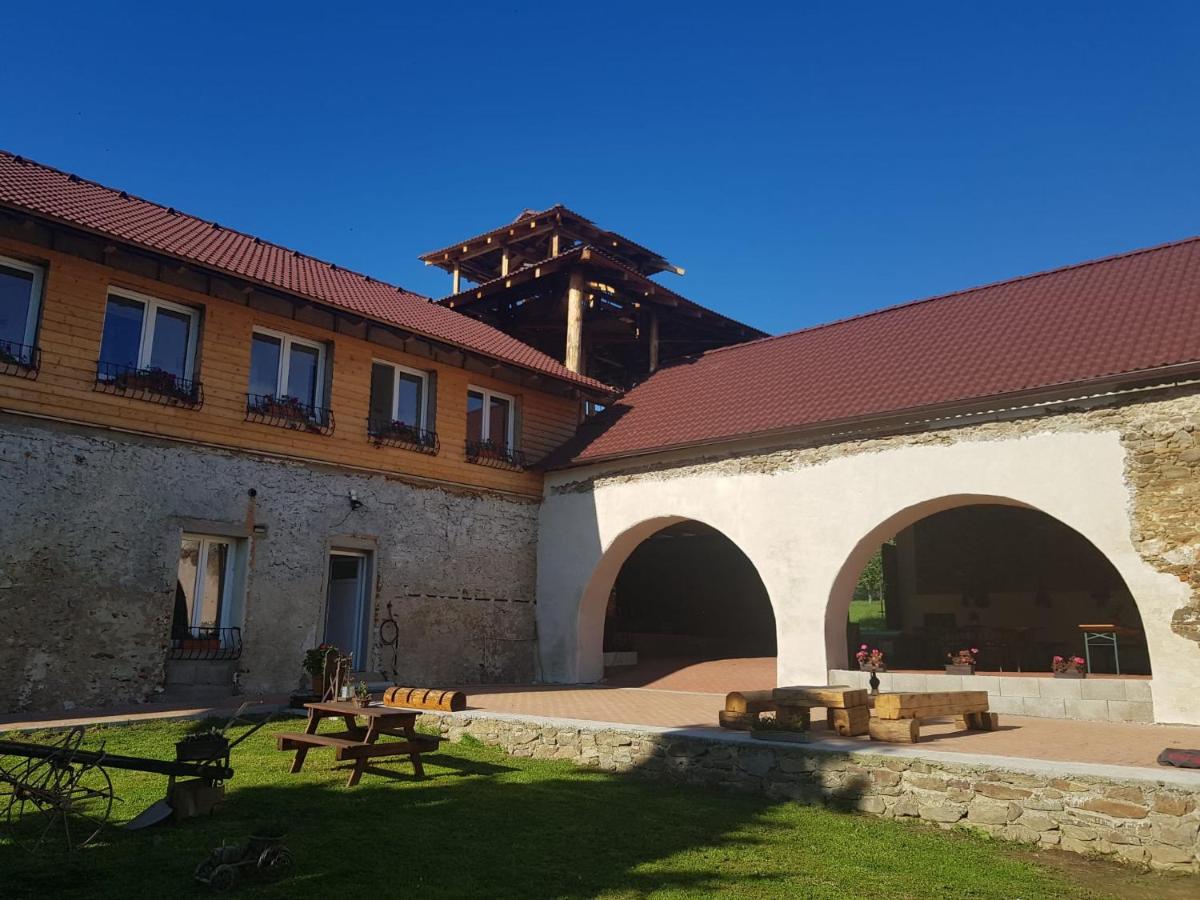 Penzion Tvrz Dub u Tábora - Housity