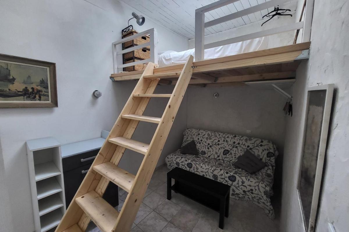 Nice House With Small Private Courtyard - Housity