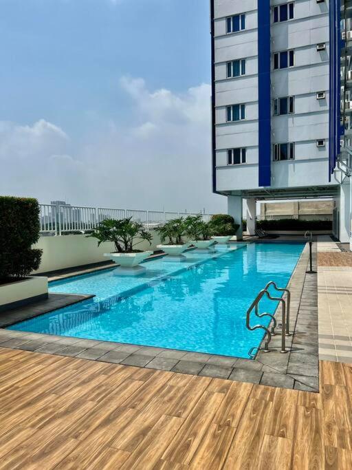 COMFORT CITY LIVING! POOL OPEN! NETFLIX & HBO GO! - Housity