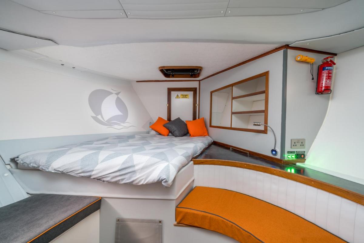 ALTIDO House Boat in Limehouse Marina - Housity