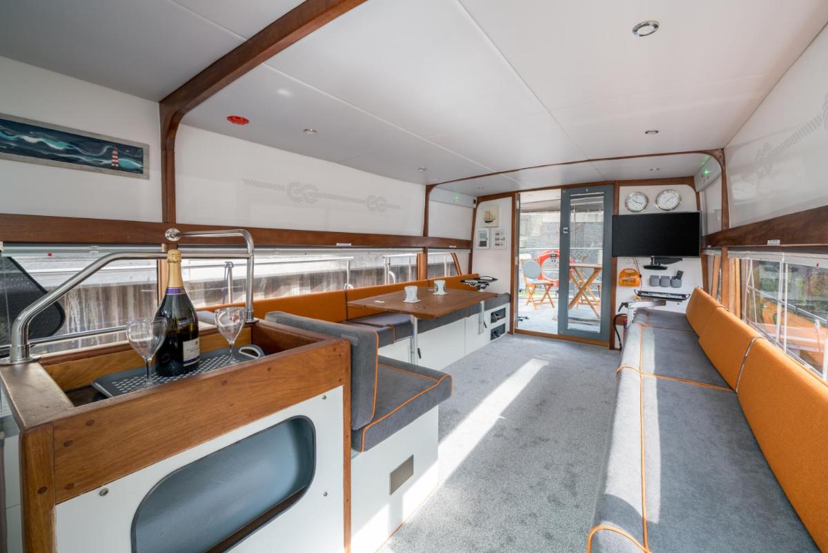 ALTIDO House Boat in Limehouse Marina - Housity