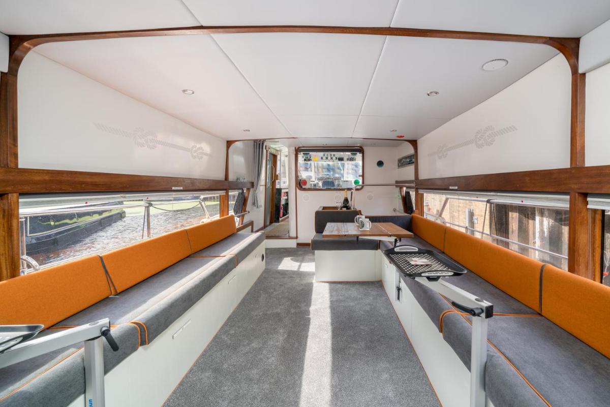 ALTIDO House Boat in Limehouse Marina - Housity