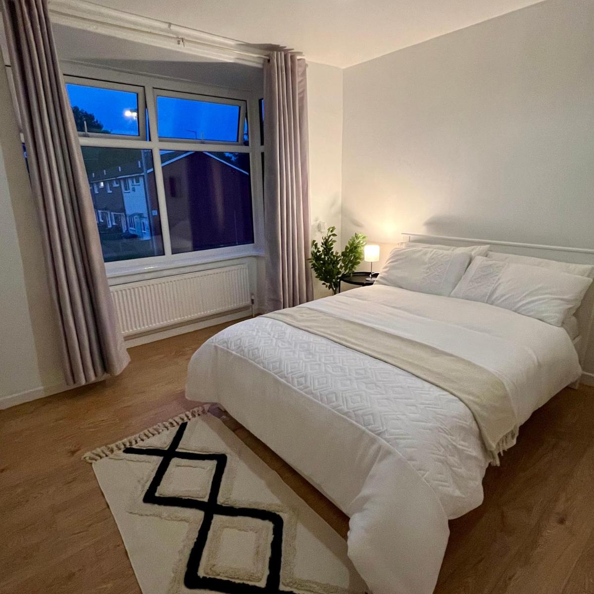 Entire 2-bed house with free parking - Housity