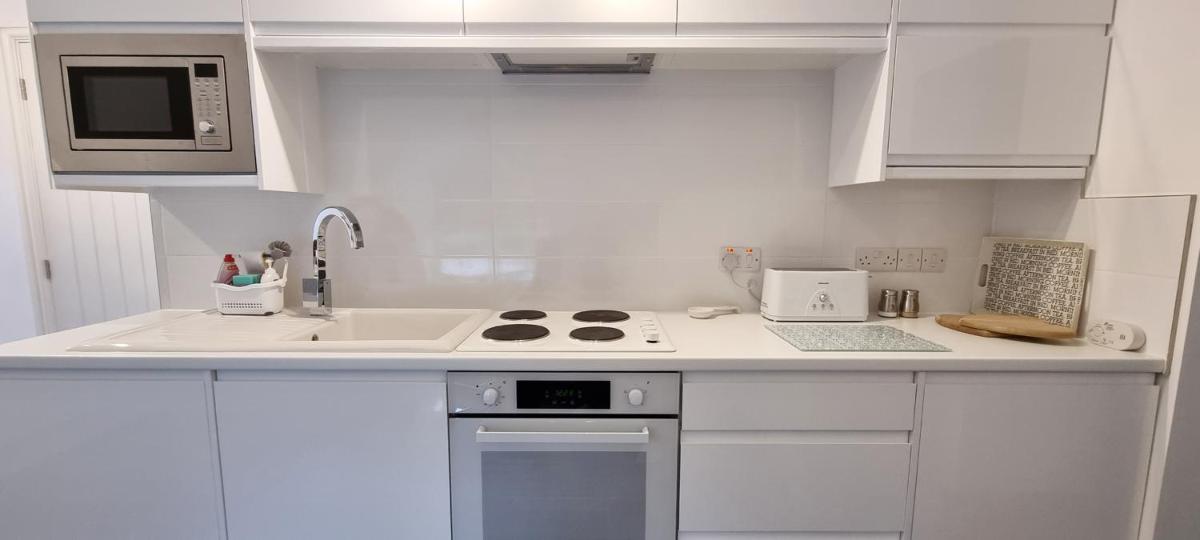 Modern and spacious 2 bedroom apartment with free parking - Housity