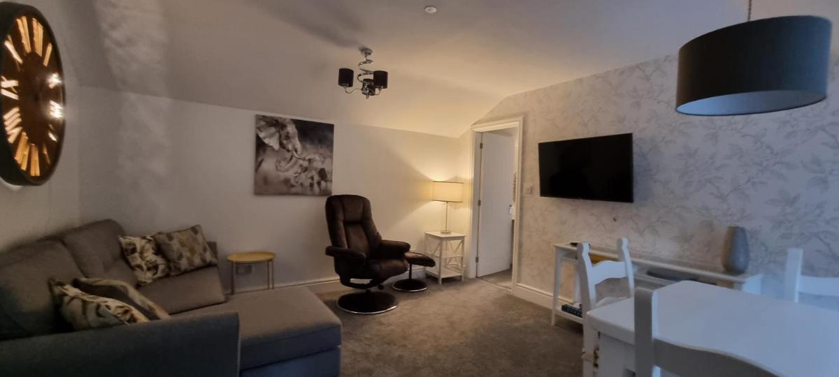 Modern and spacious 2 bedroom apartment with free parking - Housity