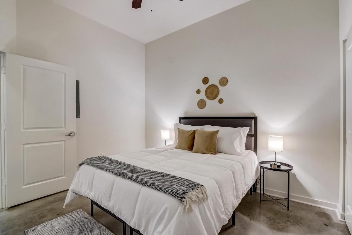 FRONTDESK RM West Apts River Market Dist Kansas City - Housity