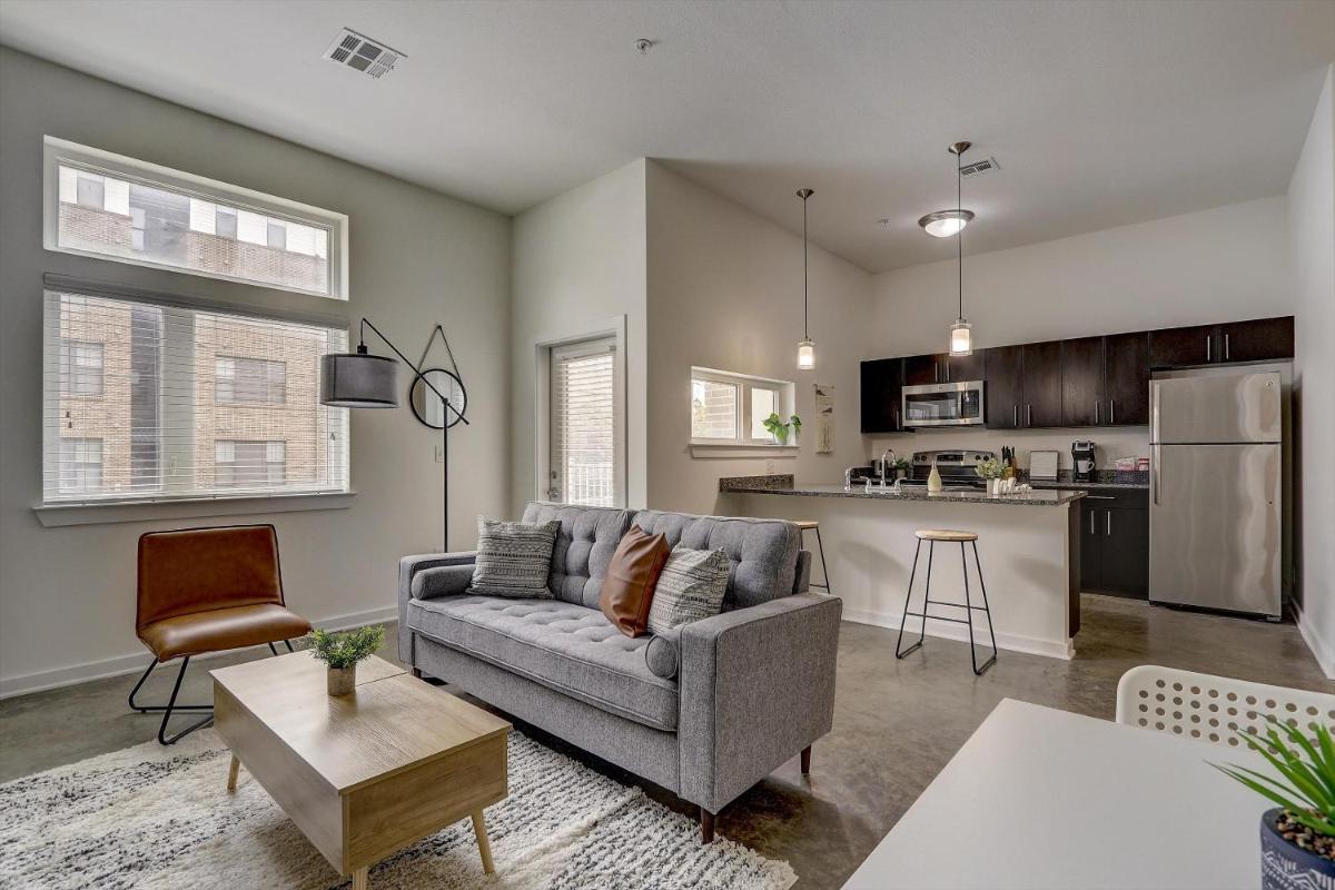 FRONTDESK RM West Apts River Market Dist Kansas City - Housity