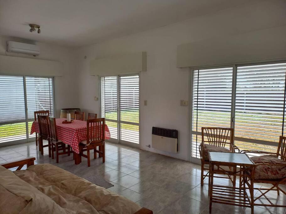 Casa con parque, parrilla y garage para vehículo. - Housity
