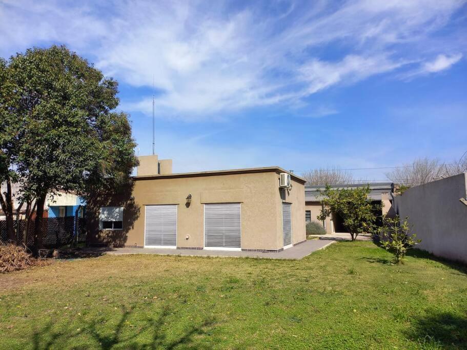Casa con parque, parrilla y garage para vehículo. - Housity