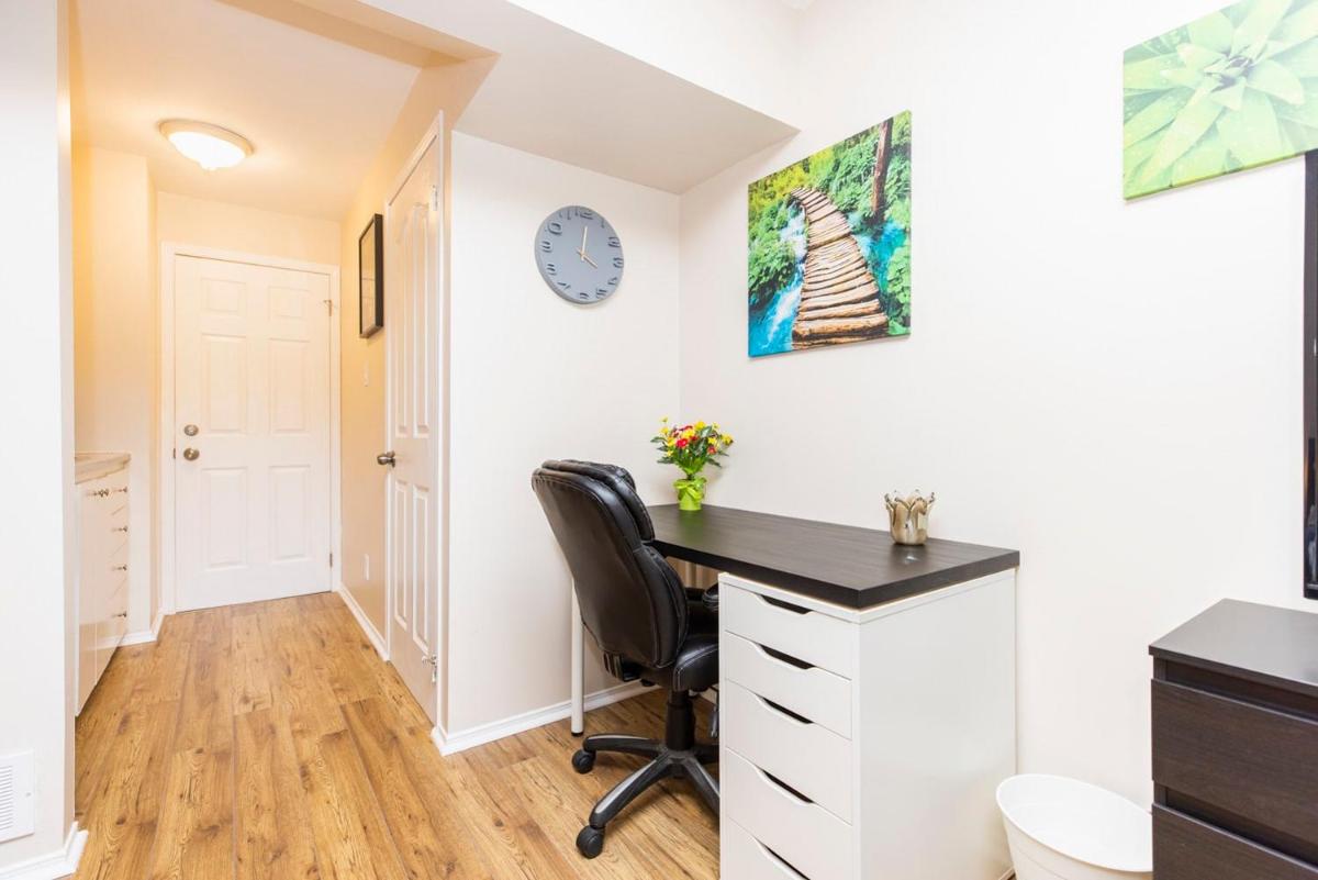 Modern Studio w King Bed - Central Ottawa - Housity