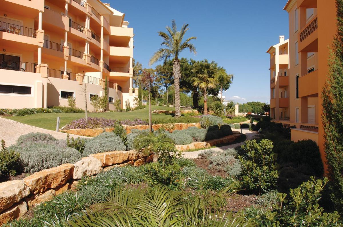 Um jardim no exterior de Estrela da Luz Resort