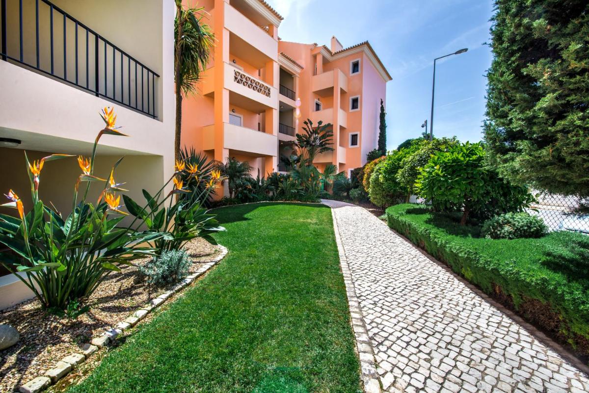 Um jardim no exterior de Estrela da Luz Resort