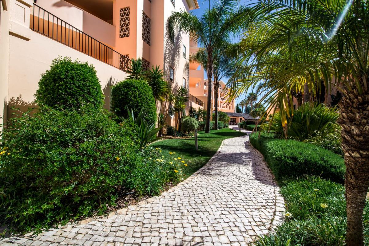 Um jardim no exterior de Estrela da Luz Resort