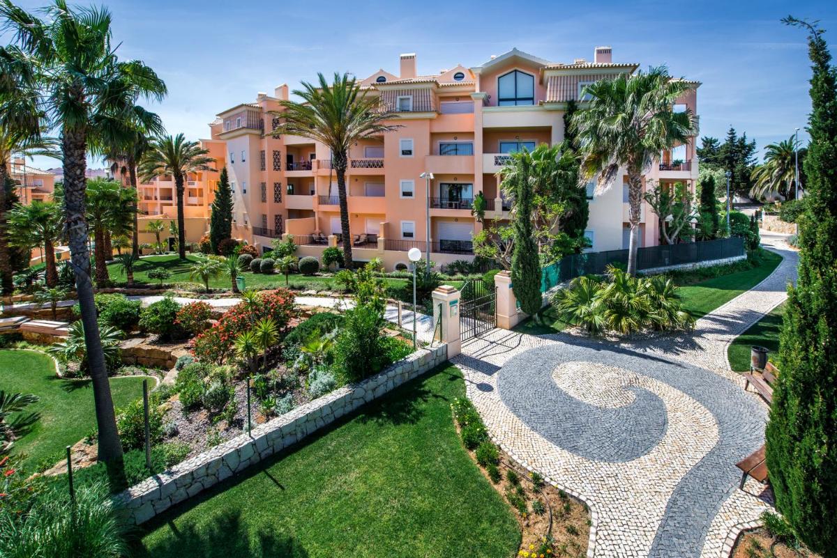 Um jardim no exterior de Estrela da Luz Resort